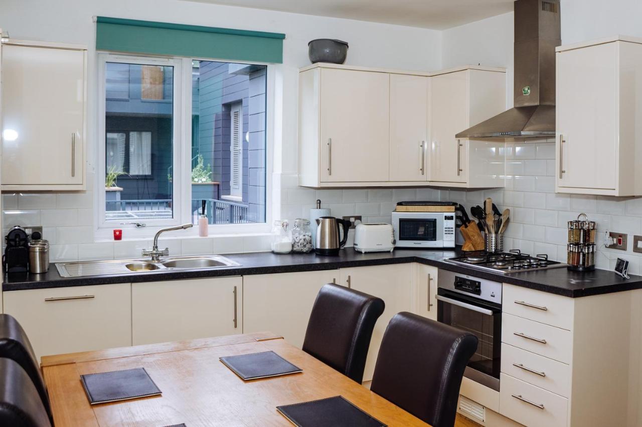 באת' Beautiful, Contemporary 3 Bedroom Apartment מראה חיצוני תמונה