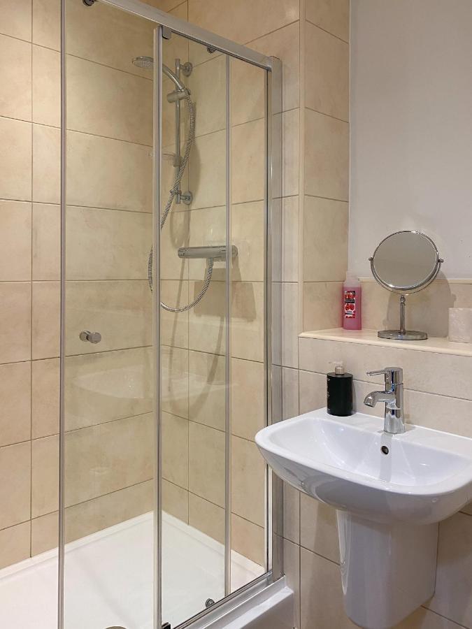 באת' Beautiful, Contemporary 3 Bedroom Apartment מראה חיצוני תמונה