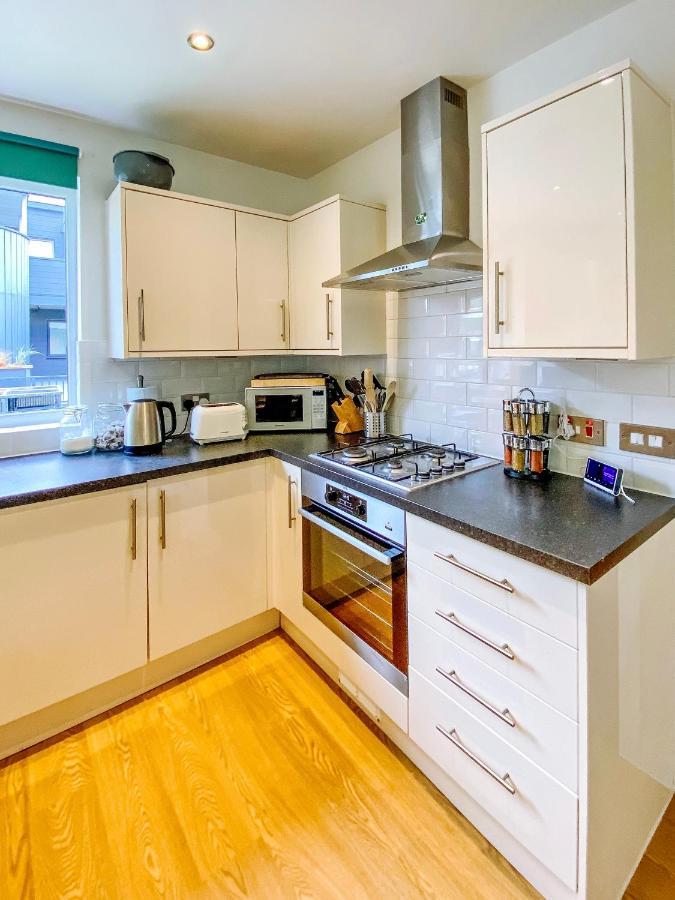 באת' Beautiful, Contemporary 3 Bedroom Apartment מראה חיצוני תמונה